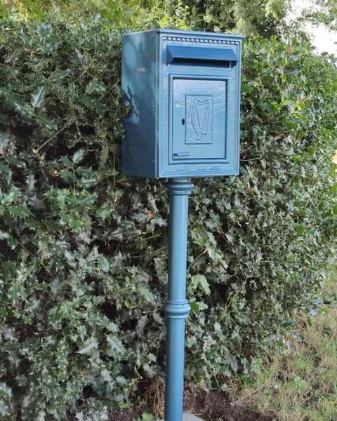 Boîte aux lettres irlandaise traditionnelle sur pied en bleu perle (H115)