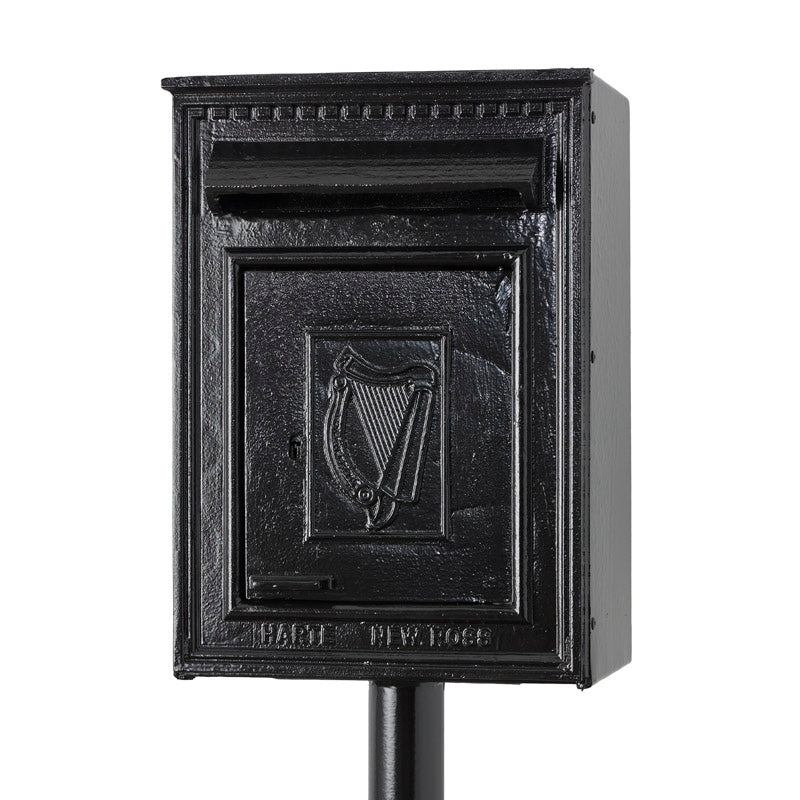 Boîte aux lettres irlandaise traditionnelle sur pied en noir (H115)