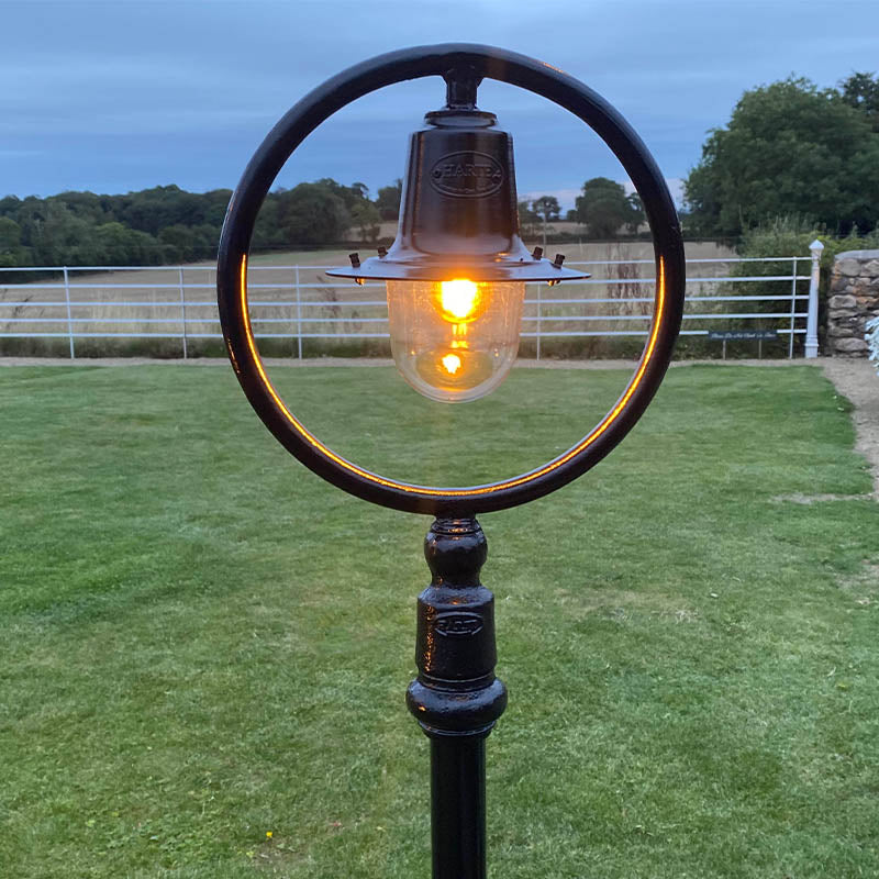 Classic railway style lamp post in cast iron and steel 1.49m in height.